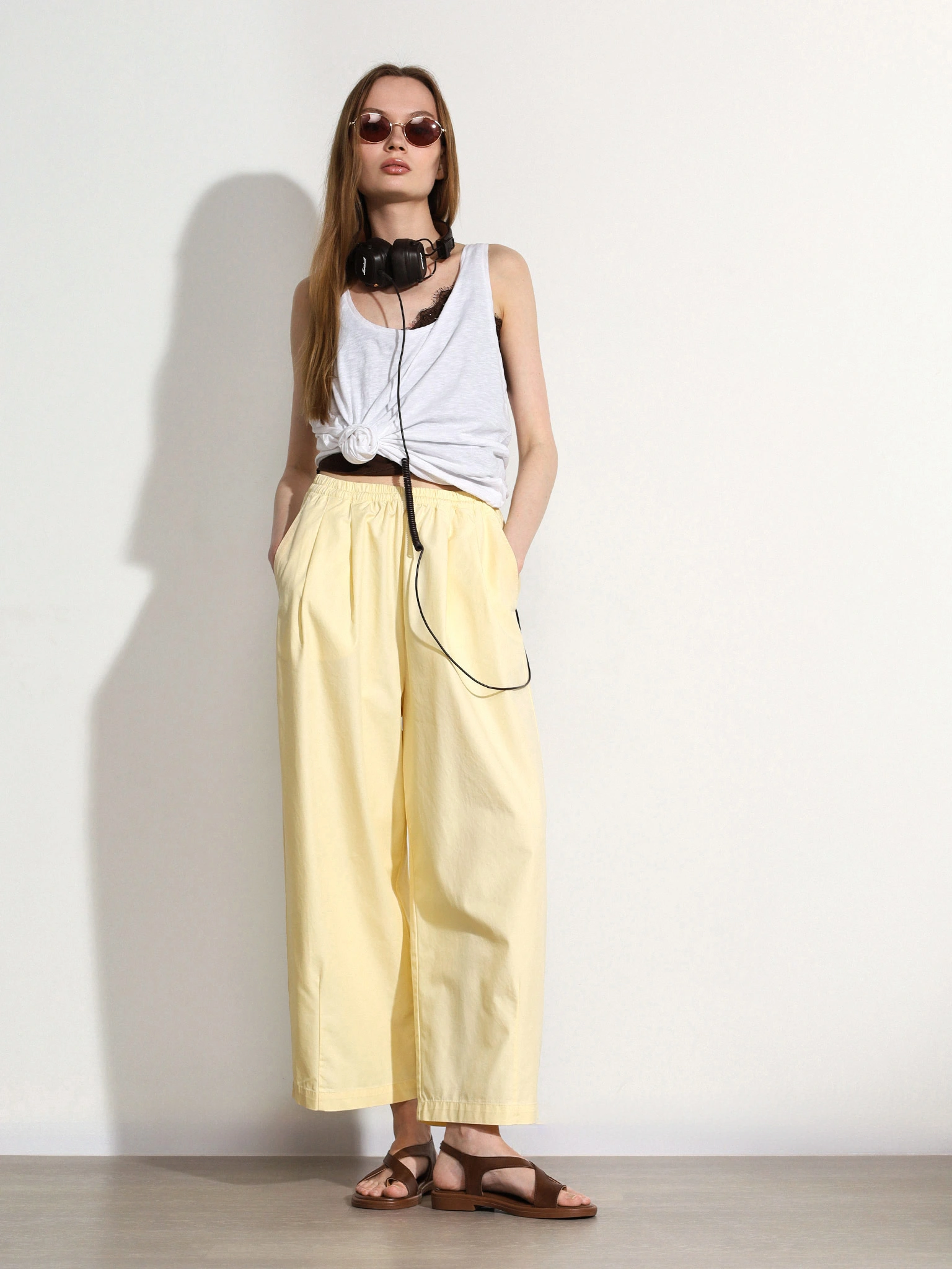 Брюки желтого цвета из смесового хлопка